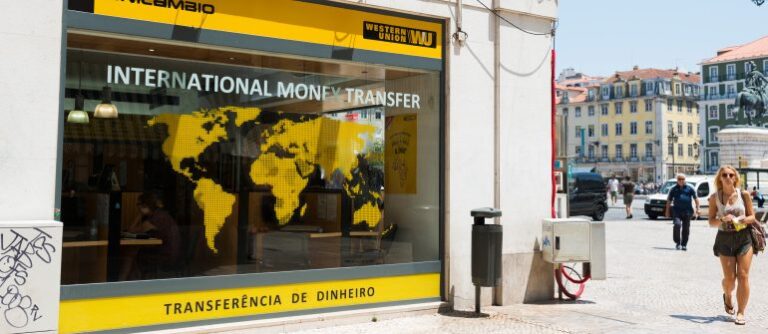 Como devo levar dinheiro ao viajar para a Argentina?